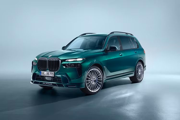 Mẫu xe SUV BMW Alpina XB7 đã từng được ra mắt lần đầu vào năm 2020 và từng được nâng cấp vào năm 2022 với một số chi tiết mới. BMW Alpina XB7 Manufaktur 2025 được phát triển dựa trên phiên bản nâng cấp 2022 nhưng xe được trang bị thêm nhiều các tính năng bổ sung khiến chiếc xe trở nên hấp dẫn hơn đối với những người mua SUV hạng sang.