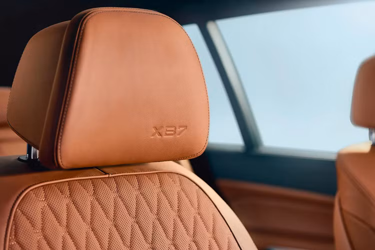 BMW Alpina XB7 Manufaktur được trang bị tiêu chuẩn với khoang nội thất bọc da mở rộng nhưng điểm nổi bật là tùy chọn nội thất bọc da toàn bộ Lavalina. Với lựa chọn này, đội ngũ gia công sẽ mất tới hơn 100 giờ lao động thủ công để cắt, tách và khâu 427 miếng da riêng lẻ.