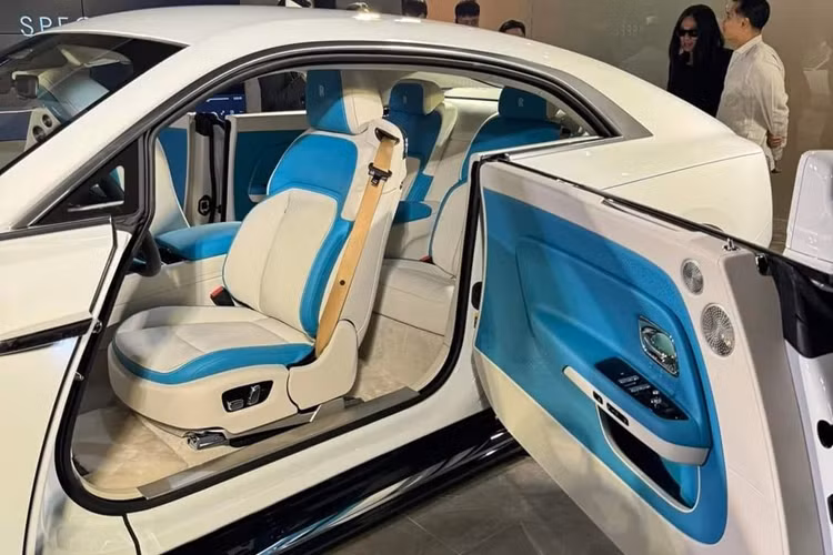 Rolls-Royce Spectre chạy được 515 km theo chu trình thử nghiệm của EPA tại Mỹ, tức có thể phượt từ Sài Gòn đi Nha Trang chỉ sau 1 lần sạc đầy pin.