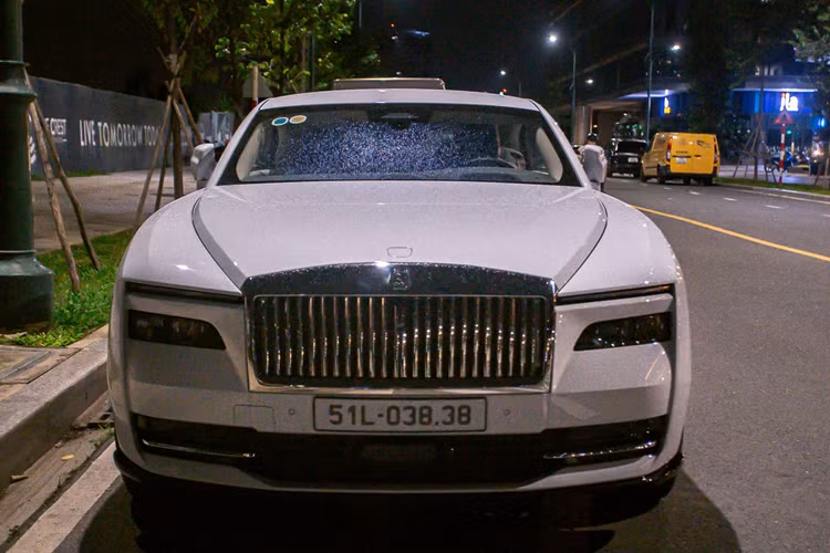 Là xe điện, nên chiếc Rolls-Royce Spectre sẽ không tốn 1 giọt xăng nào, nhưng xe vẫn có thể sản sinh ra công suất tối đa lên đến 577 mã lực và mô-men xoắn 900 Nm. Xe điện đầu tiên của Rolls-Royce có thời gian tăng tốc từ vị trí xuất phát lên 100km/h chỉ trong 4,4 giây trước khi đạt tốc độ tối đa giới hạn là 250 km/h.