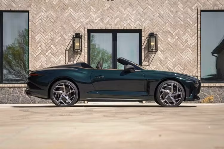 Mới đây, chiếc Bentley Bacalar thứ 12 – cũng là chiếc cuối cùng được xuất xưởng đã được rao bán đấu giá bởi nền tảng mua bán xa xỉ phẩm trực tuyến Mecum Auctions. Đơn vị này cho biết đây là chiếc Bacalar đầu tiên xuất hiện trên thị trường thứ cấp. Tình trạng xe còn rất mới, vì mới chỉ lăn bánh được vỏn vẹn 191 km.