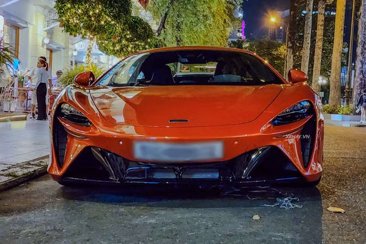 Theo đó, siêu xe McLaren Artura được thừa hưởng cấu trúc sợi carbon trọng lượng siêu nhẹ (McLaren Carbon Lightweight Architecture – MCLA), tối ưu hóa cho thế hệ động cơ mới của dòng xe hybrid hiệu suất cao (HPH). Cơ cấu này được được gia công trực tiếp trong trung tâm công nghệ McLaren Composites Technology Centre (MCTC) tại Sheffield.