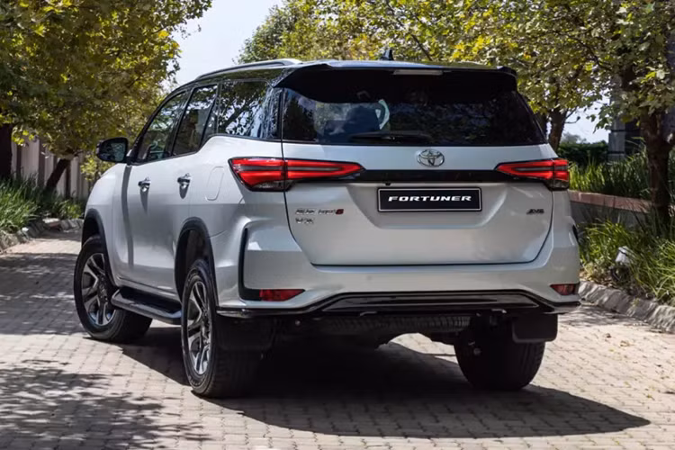 Hiện chưa rõ trong thời gian tới, phiên bản mild hybrid của Toyota Fortuner có được bán ở Việt Nam hay không. Tại Việt Nam, dòng SUV hạng trung này hiện có 3 tùy chọn động cơ, bao gồm máy dầu 2.4L, máy dầu 2.8L và máy xăng 2.7L.
