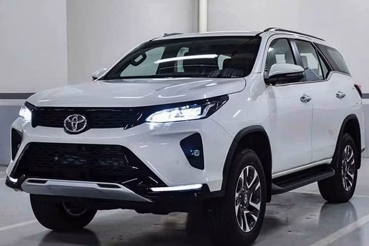 Ghế trước bọc da/chỉnh điện, vô lăng bọc da/ốp gỗ, tích hợp phím chức năng, hệ thống điều hòa tự động 2 vùng, màn hình cảm ứng trung tâm hỗ trợ Apple CarPlay/Android Auto và hệ thống âm thanh 6 loa. Bản cao cấp hơn sẽ có thêm tính năng sưởi ghế và hệ thống âm thanh JBL 11 loa.