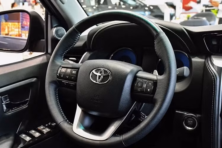 Theo hãng Toyota, tùy theo phiên bản dẫn động cầu sau RWD hay dẫn động 4 bánh 4WD, xe sẽ tiêu thụ lượng nhiên liệu trung bình dao động từ 7,3 - 7,6 lít/100 km. Ngoài ra, Toyota Fortuner MHEV 2024 còn được trang bị hộp số tự động 6 cấp.