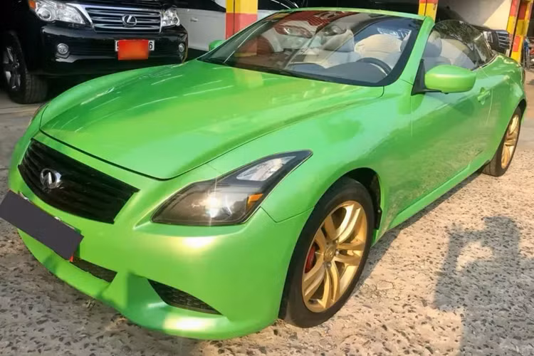 Infiniti G37 là 1 trong các dòng xe thể thao còn khá kén khách Việt chọn chơi, được nhập về nước từ 2010, chỉ chưa đầy 1 năm ra mắt tại Mỹ, mẫu xe này đã có mặt tại Việt Nam theo đơn đặc hàng của các đại gia trong nước. Dù vậy, số lượng xe Infiniti G37 tại Việt Nam chỉ đếm trên đầu ngón tay, so với thành công của Lexus IS250C.
