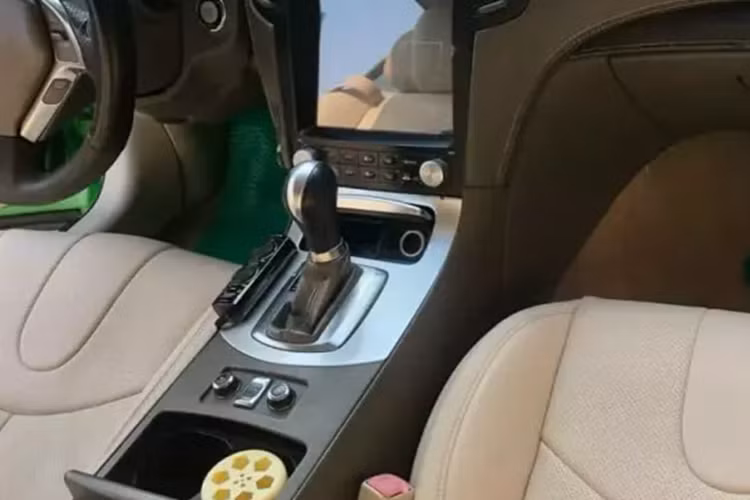 Thậm chí, 7 năm trước, có 1 xe Infiniti G37 Convertible màu trắng, nhiều khả năng chính là xe trong bài viết đã được dán đề-can hoặc sơn lại thành màu xanh, được chào bán chỉ hơn 1 tỷ đồng. Mức giá 1,38 tỷ đồng dành cho xe Infiniti G37 Convertible là điều không tưởng.