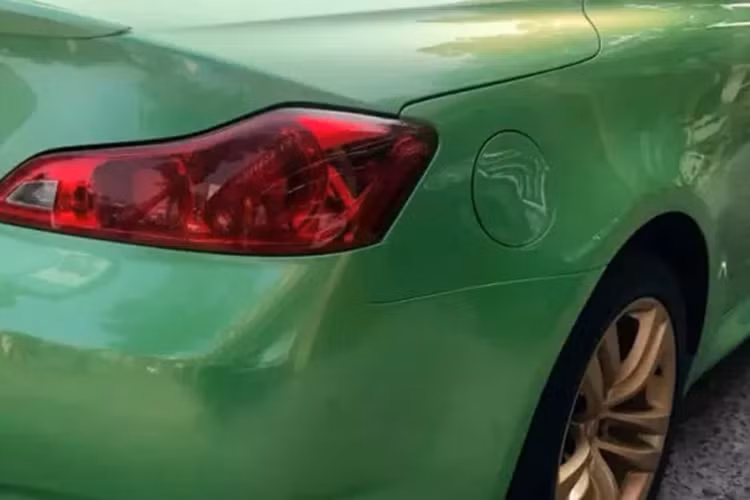 Bàn về 1 chút diện mạo của xe, ngoại thất có màu xanh cốm rất nổi bật, đi cùng bộ mâm sơn màu vàng đồng, nội thất màu be. Chiếc Infiniti G37 Convertible này được người bán mô ta ngắn gọn đời 2009, không có bất kỳ thông tin nào thêm về xe.