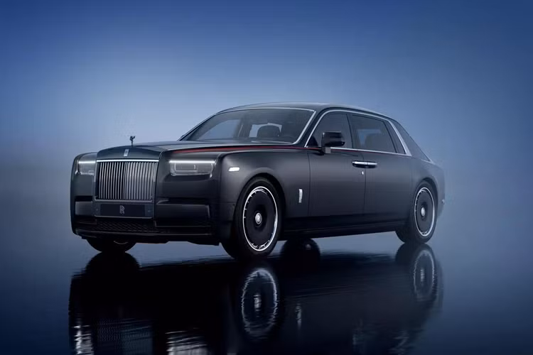 Một chi tiết khá thú vị là những con rồng trên xe sang Rolls-Royce 2024 này đều quay mặt sang bên phải, nơi có hướng đông – hướng mặt trời mọc. Theo quan niệm, điều này tượng trưng cho sự sinh tồn, niềm hy vọng, sự hưng vượng và tiến tới.