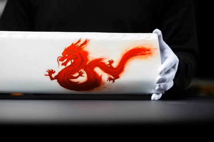 Ở bên trong nội thất, mặt taplo xuất hiện hình rồng được vẽ bởi các nghệ nhân Rolls-Royce. Hãng cho biết họa tiết này có hiệu ứng 3D sống động, được tạo ra từ bốn lớp sơn đỏ đậm nhạt khác nhau, mất hơn 2 tuần để thực hiện.