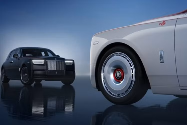Tròn 12 năm trước, Rolls-Royce Phantom bản Year of Dragon cũng ra mắt chào đón năm Nhâm Thìn 2012 với số lượng chỉ 33 chiếc, trong đó có 2 chiếc thuộc về đại gia Việt Nam. Hiện chưa rõ trong số 4 chiếc Rolls-Royce bản Giáp Thìn 2024, có xe nào sẽ về tay các tỷ phú nước ta hay không.