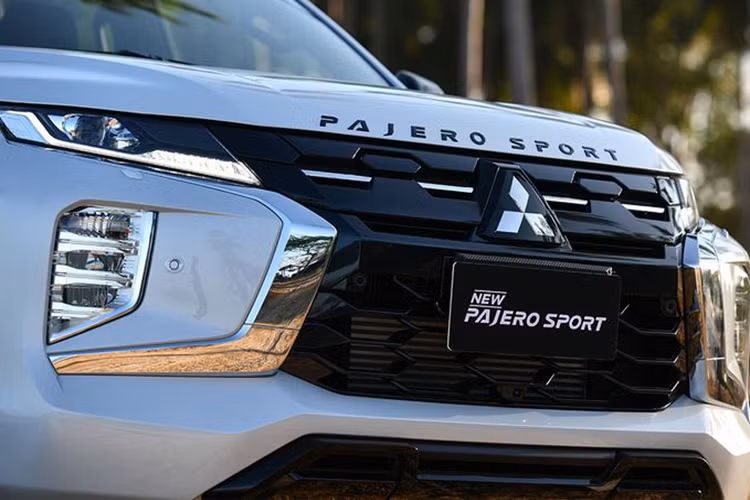 Riêng bản cao cấp nhất sẽ được bổ sung gói bodykit thể thao với các chi tiết màu đen bóng như lưới tản nhiệt, tem chữ nổi Pajero Sport trên nắp ca-pô, ốp cản trước/sau, ốp gương chiếu hậu, ăng ten vây cá, baga nóc, vành la-zăng, tay nắm cửa, cánh gió mui và nẹp trang trí trên cửa cốp sau.