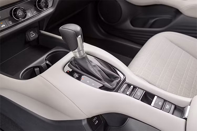 Đèn pha tự động, cảm biến hỗ trợ đỗ xe, cảnh báo điểm mù và hỗ trợ lùi ra khỏi chỗ đỗ tiếp tục được trang bị cho mẫu xe này. Sẽ không ngạc nhiên nếu động cơ của Honda HR-V mới tại Việt Nam được giữ nguyên như cũ. Hiện mẫu SUV cỡ B này ở Việt Nam có 2 tùy chọn động cơ.