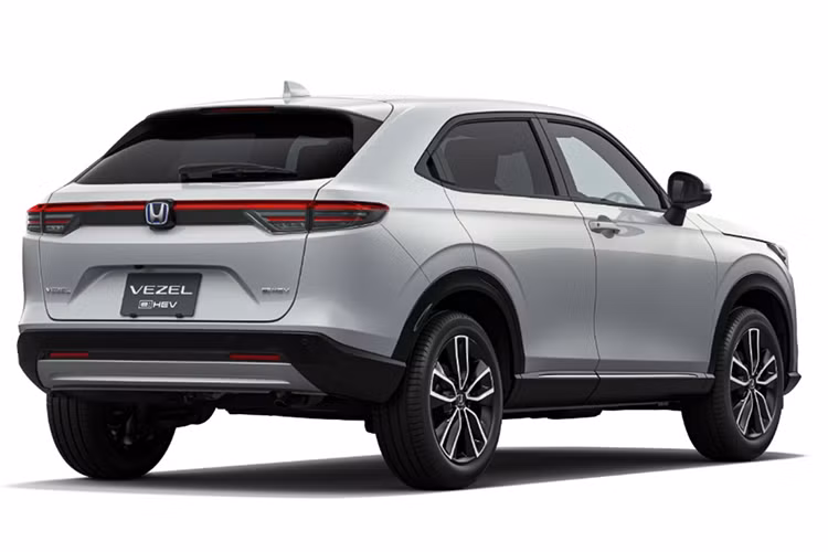 Trong khi đó, xe Honda HR-V 2024 ở Nhật Bản gần như giữ nguyên thiết kế nội thất cũ. Xe chỉ có thêm cụm điều khiển trung tâm mới, được thiết kế 2 tầng dễ sử dụng hơn.