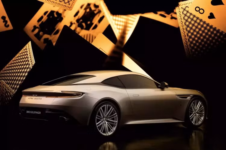 Aston Martin DB12 Goldfinger 2025 mới cũng được được cung cấp bởi động cơ V8 4.0 lít tăng áp kép do Mercedes-AMG cung cấp với công suất 671 mã lực và mô-men xoắn 800 Nm. Điều này cho phép mẫu xe tiêu chuẩn tăng tốc từ 0-100 km/h trong 3,6 giây, trước khi đạt tốc độ tối đa 325 km/h.
