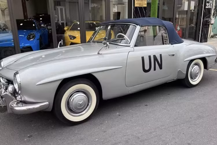 Theo tìm hiểu được biết, Chủ tịch Trung Nguyên tậu chiếc xe thể thao mui trần Mercedes-Benz 190 SL đầu tiên của mình vào tháng 11 năm 2022, sau 5 ngày được 1 showroom bán xe bàn giao, chiếc Mercedes-Benz 190 SL được mang đi bấm biển số, và kết quả cho ra 51K-525.15.