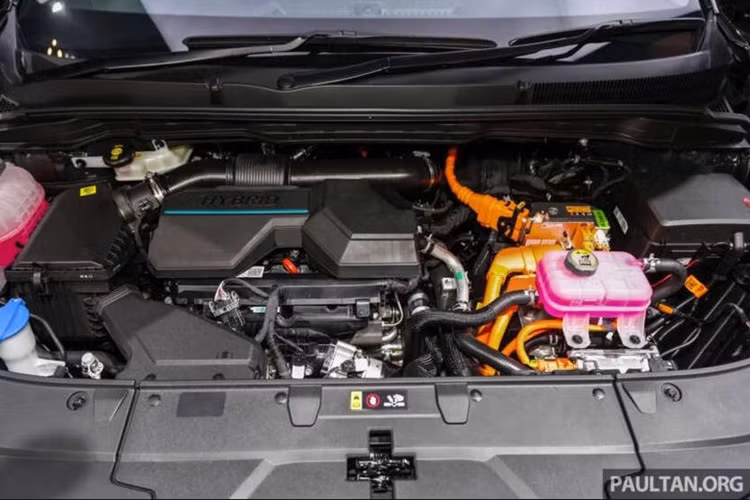 Không chỉ sở hữu động cơ tiết kiệm nhiên liệu, Kia Carnival 2025 còn thu hút sự chú ý bởi thiết kế hầm hố hơn so với bản tiền nhiệm. Phần đầu xe mang phong cách trẻ trung với cụm lưới tản nhiệt được làm lớn hơn nhìn khá hầm hố, đi cùng cụm đèn pha LED đặt dọc và đèn hậu LED liền mạch.