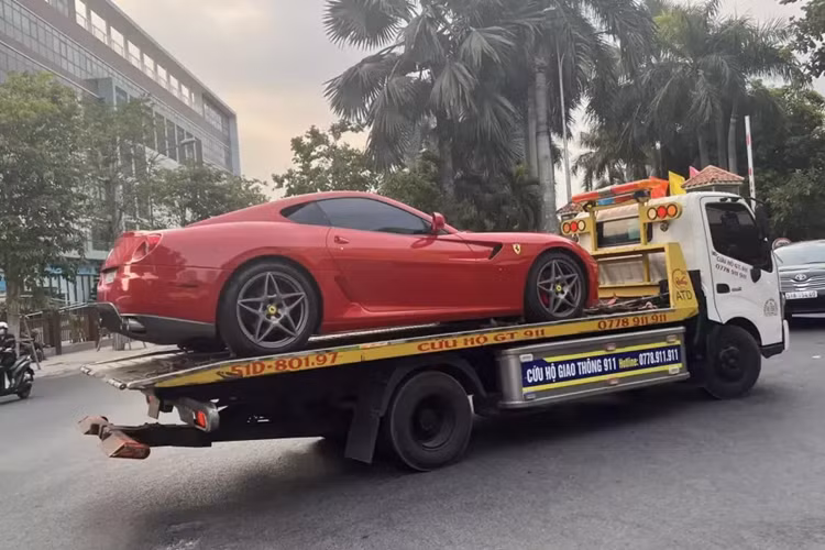 Chiếc siêu xe Ferrari 599 GTB Fiorano của Đặng Lê Nguyên Vũ này từng được rao bán hơn 8 tỷ đồng vào 2 năm trước nhưng không ai mua, đến nay, 1 cò lái đã bán lại cho "Qua" Vũ với giá không được tiết lộ.