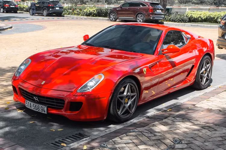 Siêu xe Ferrari 599 GTB Fiorano chính là đàn anh của Ferrari F12 Berlinetta, mẫu xe có không dưới 6 chiếc tại Việt Nam, và ông Vũ đang sở hữu ít nhất 2 chiếc. Siêu ngựa này trình làng lần đầu tiên tại triển lãm Geneva 2006 và cũng chính là chiếc Ferrari mạnh nhất tại thời điểm ra mắt.