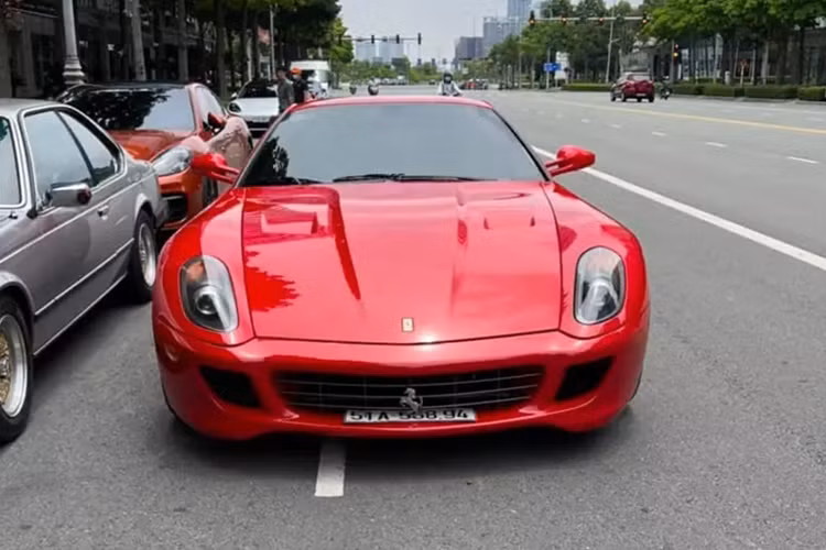 Ông "Vua cà phê" Đặng Lê Nguyên Vũ vừa tăng số lượng dàn siêu xe Ferrari của mình lên con số 24 khi tậu về chiếc Ferrari 599 GTB Fiorano hàng hiếm. Thú vị ở chỗ, siêu ngựa này từng thuộc sở hữu của "Qua" Vũ, trước khi bị bán lại.