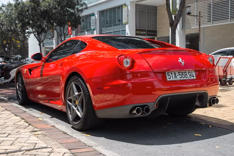 Ferrari 599 GTB Fiorano vẫn được trang bị bộ mâm tiêu chuẩn như lúc về nước, mâm xe 5 chấu kép sơn màu bạc. Xe sử dụng động cơ V12, dung tích 6.0 lít, sản sinh công suất tối đa 612 mã lực và mô-men xoắn cực đại 608 Nm.