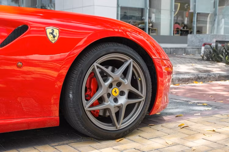 Thiết kế của siêu xe Ferrari 599 GTB Fiorano không lẫn vào đâu được với phần đầu xe kéo dài và đuôi xe ép ngắn lại. Xe có đèn pha thiết kế đẹp mắt và là 1 trong những "đôi mắt" ấn tượng nhất đến ngày nay.