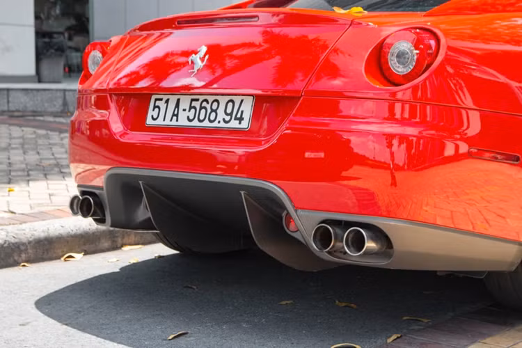 Phần đuôi siêu xe Ferrari 599 GTB Fiorano thiết kế khá gợi cảm, diện mạo của Ferrari 599 GTB Fiorano là thành quả của sự hợp tác giữa hãng siêu xe Ý với Pininfarina, nhà thiết kế xe lừng danh và hiện là đối tác của hãng xe Việt Vinfast.