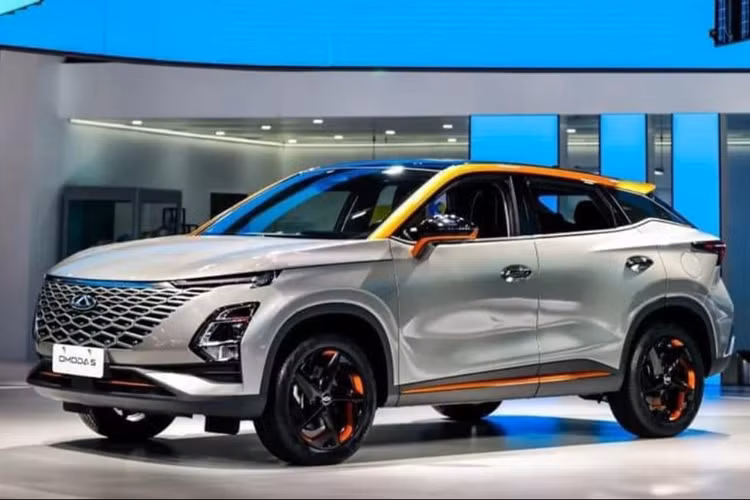 Về mẫu Omoda E5, xe được giới thiệu là phiên bản thuần điện của Omoda 5. Kích thước của xe ngang cỡ VinFast VF e34 tại Việt Nam. Không rõ xe có giá bán thế nào, thời gian ra mắt ra sao nhưng thực tế, Omoda vẫn chưa có hệ thống trạm sạc tại Việt Nam.