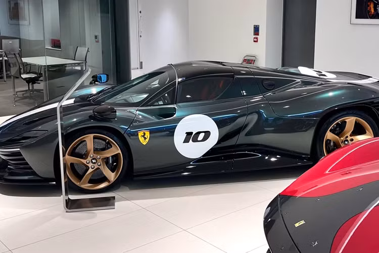 Màu sơn của xe Ferrari Daytona SP3 độc nhất thế giới này không phải xanh nhám, mà là xanh carbon, tức đắt tiền, khó thực hiện hơn sơn nhám. Đi kèm còn có sọc trắng. Nội thất xe màu đỏ bắt mắt. Đó là những thay đổi rất đặc biệt mà hãng xe Ý tạo ra.