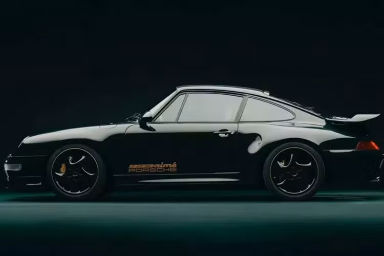Porsche Design of America cũng sẽ bán một số mặt hàng trong bộ sưu tập tại cửa hàng Porsche Design ở Beverly Hills. Đây không phải là lần đầu tiên Porsche và Aime Leon Dore hợp tác để tái hiện những mẫu xe cổ điển.