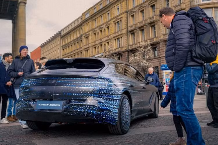 Không chỉ vậy, Denza Z9 GT cũng có kích thước tương đương với Panamera. Thông số của mẫu SUV mang thương hiệu Đức bao gồm chiều dài x rộng x cao tương ứng 5.049 x 1.937 x 1.427 mm và trục cơ sở 2.950 mm. Hiện chưa có thông tin về động cơ của Denza Z9 GT.