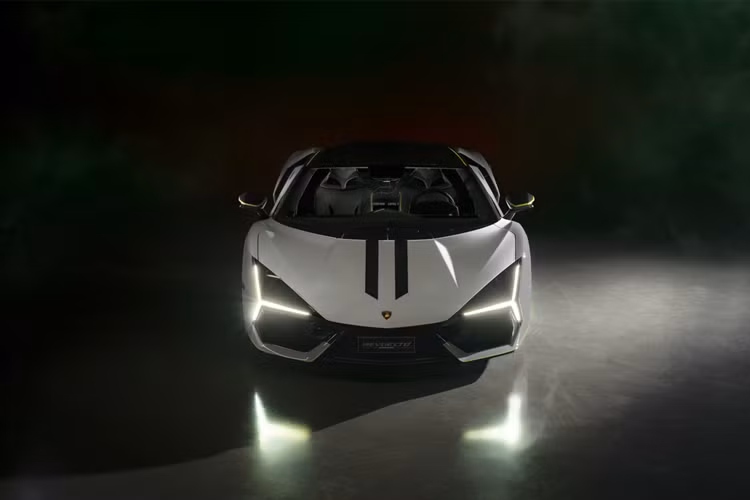Lamborghini Ad Personam chính là đơn vị được “phân công” chế tạo độc bản Revuelto trong studio mới được cải tạo tại trụ sở của hãng, cho phép khách hàng tùy chỉnh những chiếc xe thể thao Raging Bull của họ đến từng chi tiết nhỏ nhất.