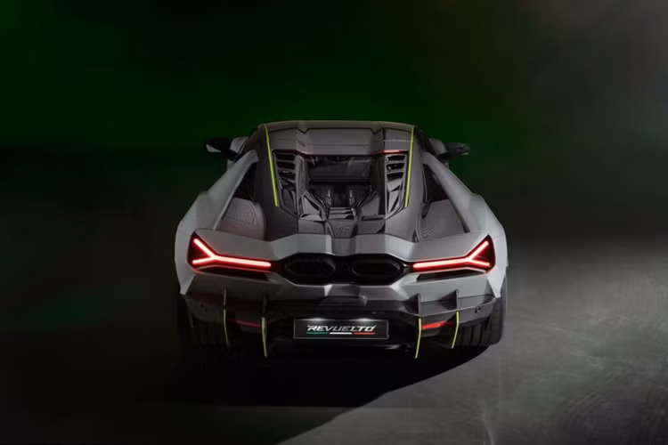 Ngoài ra, động Hybrid của Lamborghini Revuelto có dung lượng pin 3,8 kWh, cho phép siêu xe chạy thuần điện có công suất 178 mã lực. Để sạc lại pin sẽ mất 6 phút với động cơ V12 hoặc 30 phút bằng nguồn điện bên ngoài.