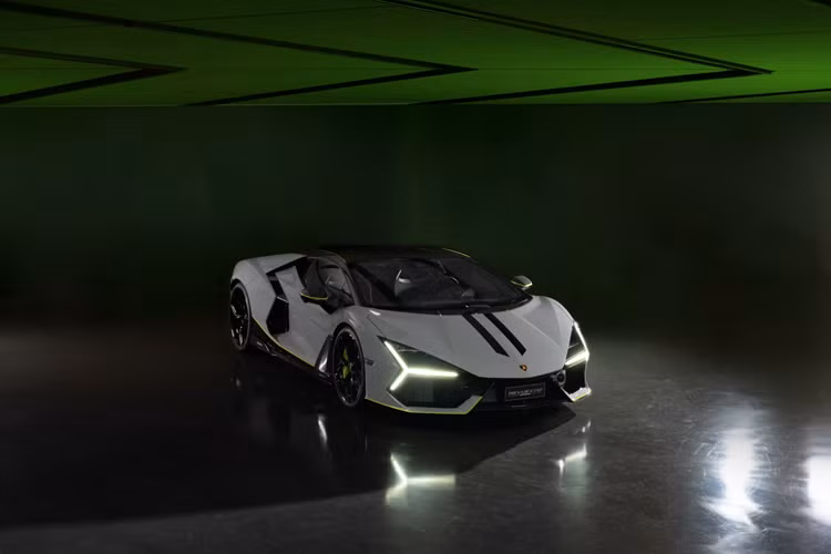 Phiên bản Lamborghini Revuelto Ad Personam độc nhất này được tạo ra để chào mừng sự kiện Lamborghini Arena đầu tiên – Ngày hội lớn nhất trong lịch sử thương hiệu Sant’Agata Bolognese được tổ chức tại trường đua Imola Circuit.