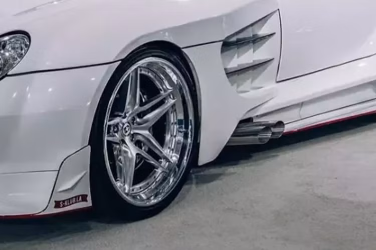Để bắt đầu, SLR McLaren đã được chuyển đổi thành một chiếc xe giả tốc độ dường như lấy cảm hứng từ chiếc AMG GT-S Speedlegend của Bussnik được ra mắt cách đây vài năm.