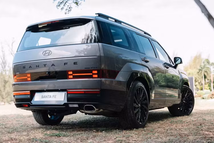 Trong thời gian chờ thế hệ mới ra mắt, Hyundai SantaFe đời cũ hiện cũng đang được cả hãng lẫn đại lý giảm giá. Theo đó, hãng giảm giá 50 triệu đồng cho các phiên bản máy xăng và máy dầu của xe. Riêng phiên bản hybrid được giảm giá đến 100 triệu đồng.