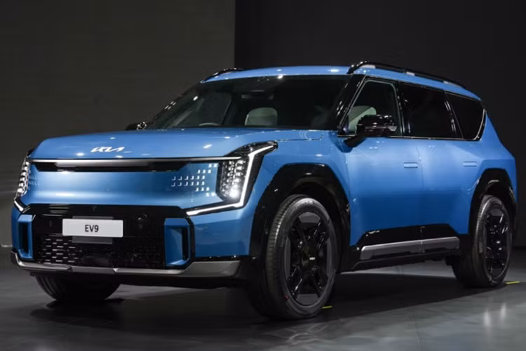 Kia EV9 2024 còn có 2 nẹp màu bạc nằm ngang trên đầu xe. Một nẹp được đặt ngay bên dưới logo Kia trong khi nẹp còn lại nằm trên cản trước. Tiếp đến là nắp ca-pô dập gân thể thao, hốc gió trung tâm rộng và tấm ốp gầm giả màu bạc trên cản trước.