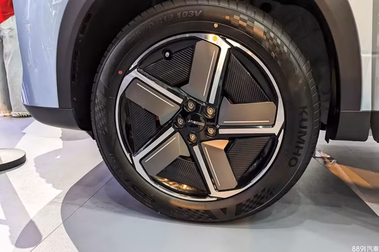Đối với những người quan tâm đến tính thực dụng thì Jaecoo 7 có sức kéo tối đa 1.300 kg, tải trọng mui xe là 75 kg và dung tích khoang hành lý là 412 lít. Về thiết kế, đầu xe được tạo hình vuông vức, cứng cáp với lưới tản nhiệt lớn, điểm xuyết bởi nhiều thanh nan xếp dọc, nối liền cụm đèn trước dễ liên tưởng đến xe Land Rover.