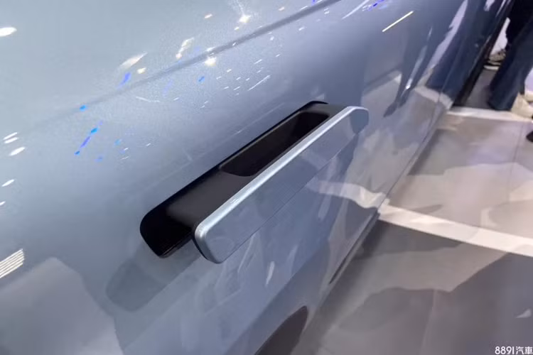 Mẫu xe Jaecoo J7 PHEV 2024 này nằm trong phân khúc xe gầm cao hạng C và sẽ cạnh tranh cùng Mazda CX-5, Hyundai Tucson, KIA Sportage... khi bán ra ở Việt Nam.