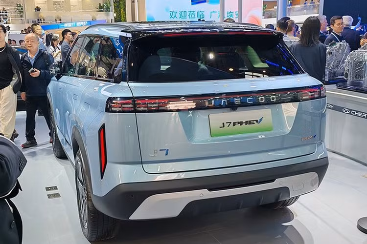 Về an toàn, Jaecoo J7 sở hữu hệ thống hỗ trợ lái xe tiên tiến ADAS với 21 tính năng, gồm: phanh khẩn cấp tự động (AEB), cảnh báo va chạm phía trước, cảnh báo chệch làn đường, ngăn chệch làn đường, giữ làn đường khẩn cấp, hệ thống né tránh thông minh, hỗ trợ tốc độ vào cua, thông báo khởi hành xe dẫn đầu, giám sát xung quanh, cảnh báo mở cửa và hỗ trợ đỗ xe.
