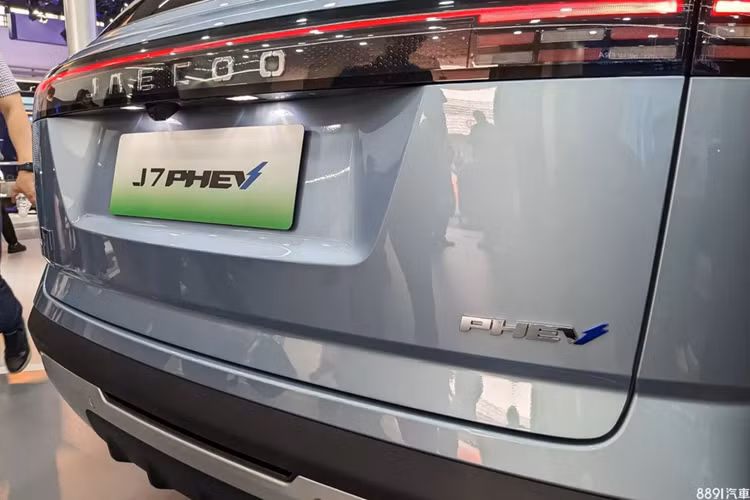 Về truyền động, Jaecoo J7 PHEV dùng máy xăng tăng áp 1.5L kết hợp mô-tơ điện, cùng hộp số Dedicated Hybrid Transmission (DHT). Theo công bố của nhà sản xuất, xe có thể chạy 98 km mà không cần dùng đến động cơ xăng và 1.200km khi vận hành kiểu hybrid.