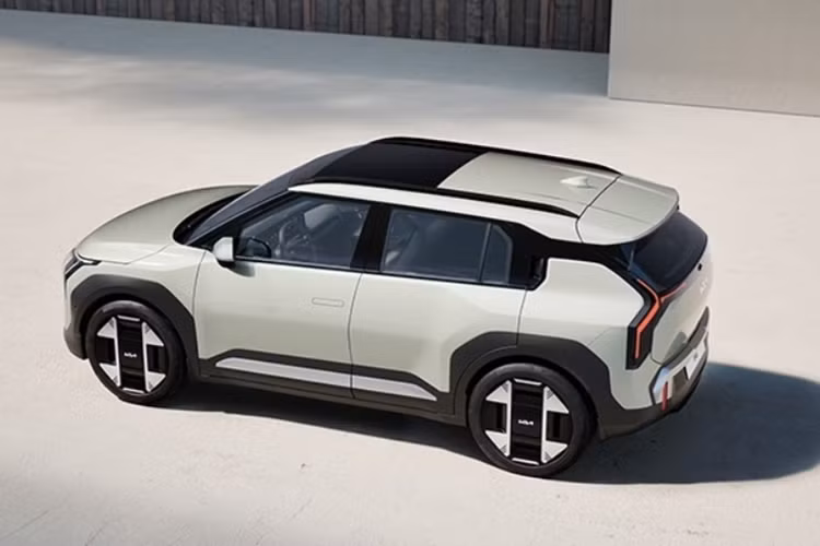 Kia EV3 được phát triển dựa trên khung gầm E-GMP giống các đàn anh EV6 hay EV9, tuy nhiên cấu trúc sạc chỉ là 400V thay vì 800V để tiết kiệm chi phí.
