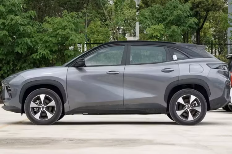 Chery eQ7 2025 của Trung Quốc được định vị là một chiếc SUV cỡ trung, với kích thước thân xe bao gồm chiều dài, chiều rộng và chiều cao lần lượt sẽ là 4675/1910/1660 mm và chiều dài cơ sở là 2830 mm. Trọng lượng không tải là 1.769 kg.