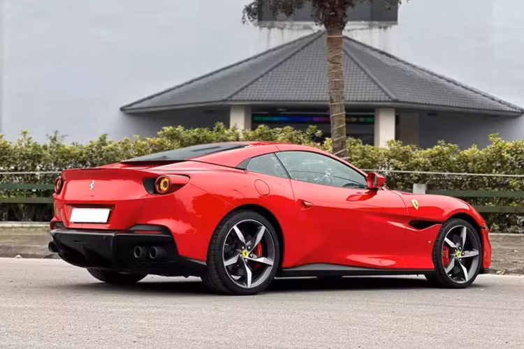 Tuy nhiên, phải đợi đến bản cập nhập, mang tên gọi Ferrari Portofino M mui trần, mẫu xe với thiết kế 2+2 này mới xuất hiện tại dải đất hình chữ S.