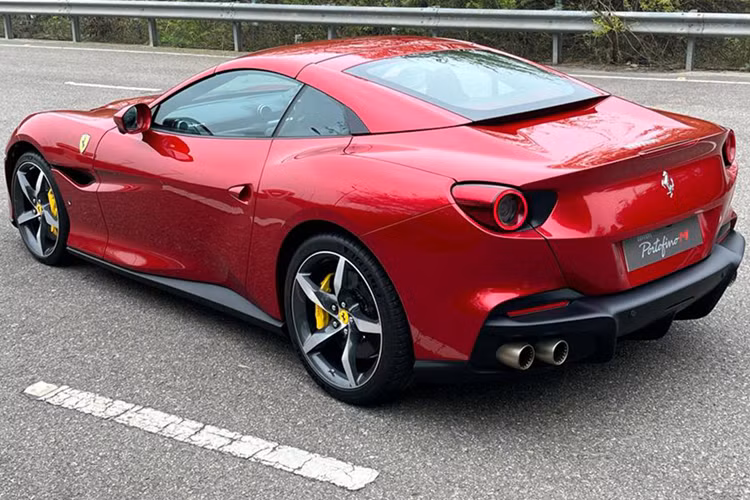So với phiên bản tiêu chuẩn, Ferrari Portofino M nhận được sự nâng cấp nhẹ ở ngoại hình với hốc gió 2 bên đầu xe được sửa đổi thiết kế, trong khi chi tiết này trên Ferrari Portofino có xu hướng vuốt cong vào trong, bản nâng cấp giữa vòng đời lại mở ra ngoài. Lưới tản nhiệt của Ferrari Portofino M được thêm các thanh nhôm dọc.