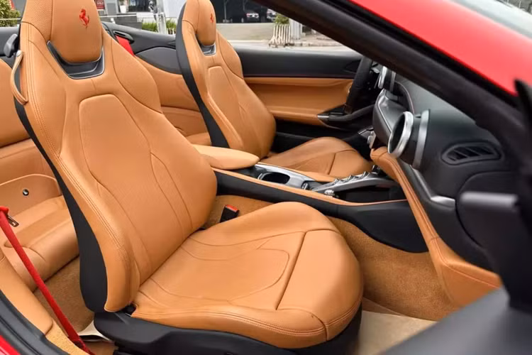 Vậy đâu là đặc điểm nhận dạng của chiếc siêu xe mui trần Ferrari Portofino M thứ 2 về nước, khi cả 2 xe đều mang ngoại thất màu đỏ Rosso Corsa. Nó đến từ kẹp phanh và nội thất xe. Cụ thể, xe đầu tiên có kẹp phanh màu vàng, còn chiếc Ferrari Portofino M mới lộ diện là màu đỏ.