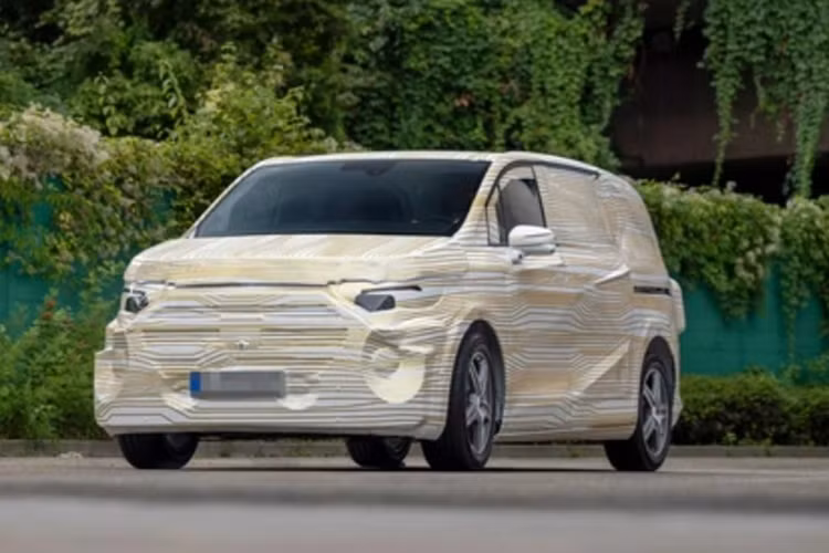 Nền tảng mới sẽ giúp Mercedes-Benz V-Class EV điện tách biệt rõ ràng hơn giữa các mẫu van sang trọng và van thương mại trong phân khúc hạng sang. Ngoài ra, hệ thống khung gầm này có thể dễ dàng thay thế cấu trúc phục vụ các nhu cầu sử dụng khác nhau và hỗ trợ đa dạng kích thước.