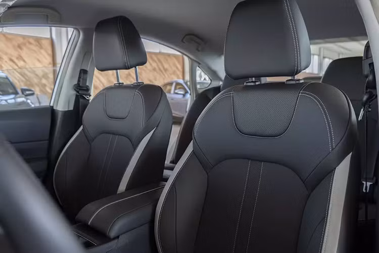 Tương tự ngoại thất, nội thất của Dongfeng E70 cũng có trang bị khá đơn sơ. Tại đây, xe được trang bị vô lăng 2 chấu vát đáy, tích hợp một số phím chức năng, ghế bọc da tổng hợp, ghế lái chỉnh tay 6 hướng, ghế phụ lái chỉnh cơ 4 hướng, bệ tì tay trước/sau