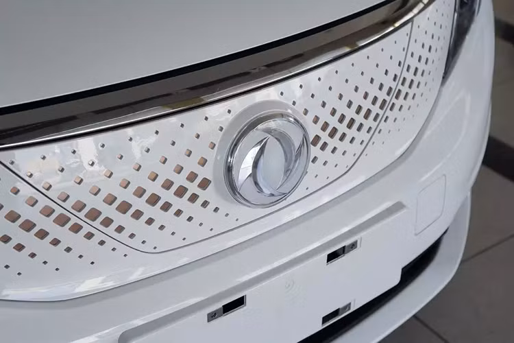 Bên cạnh đó, xe còn có hệ thống kiểm soát nhiệt độ pin thông minh. Thời gian sạc đầy pin bằng bộ sạc chậm là 8 giờ. Trong khi đó, thời gian sạc pin từ 30% lên 80% bằng bộ sạc nhanh DC là 36 phút.