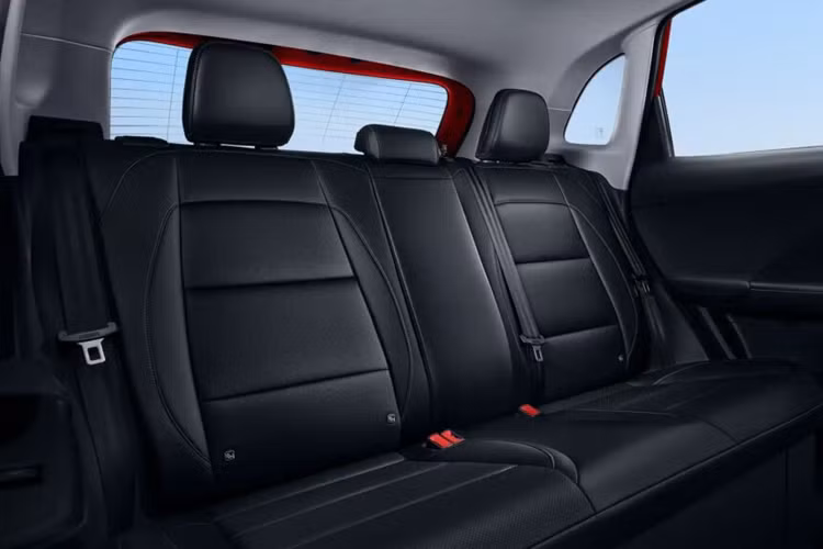 Các phiên bản cao cấp hơn của ZS có sự khác biệt với mâm 19 inch, kính tối màu phía sau, nội thất bọc da, vô lăng và ghế trước có tính năng sưởi, ghế lái chỉnh điện, camera 360 độ…